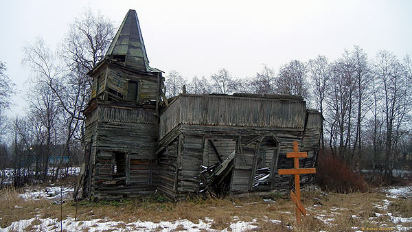 заборшенная деревянная церковь