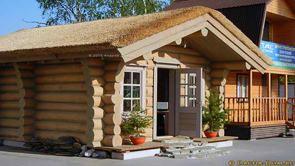 соломенная крыша деревянного дома